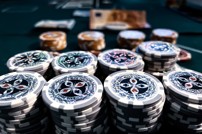 Почему стоит выбрать надежного производителя оборудования для покерных клубов и казино