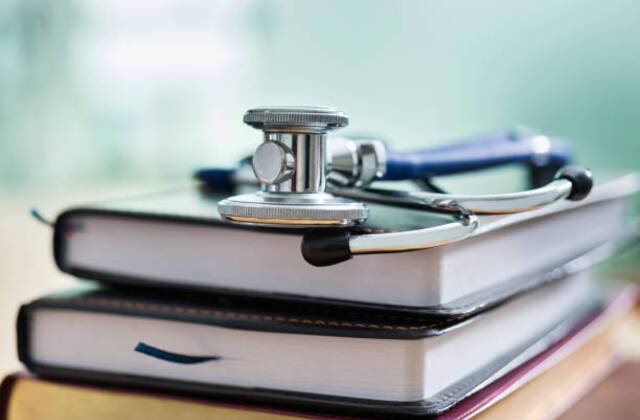 Чому українці все частіше відвідують приватні клініки